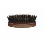 Cepillo de barba de madera . Con púas de mezcla al 50% natural y nylon, que aportan gran suavidad y poder de arrastre. Ideal para barbas cortas y por su tamaño reducido poder peinar el bigote .